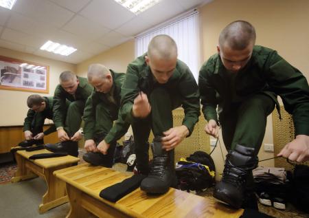 Солдатские матери пожаловались на перевод срочников на контракт