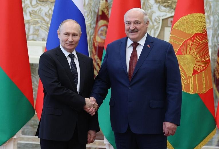 Президент РФ Владимир Путин и  белорусский коллега Александр Лукашенко