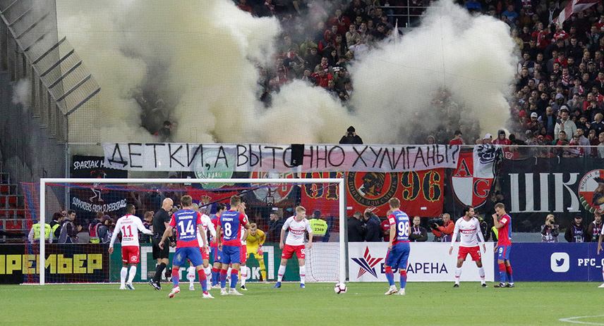 Болельщики «Спартака» тонко троллят «армейских» фанатов