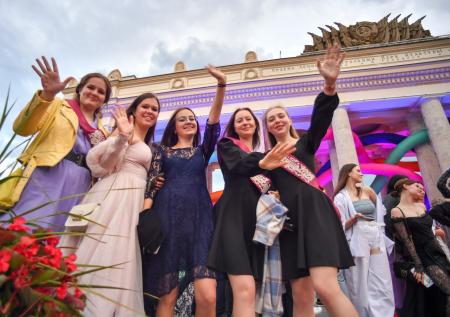 Станцевали под «Я русский»: фото с юбилейного выпускного в парке Горького