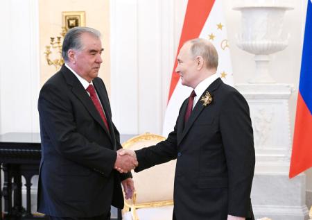Стало известно, как тема мигрантов повлияла на отношения Путина и Рахмона