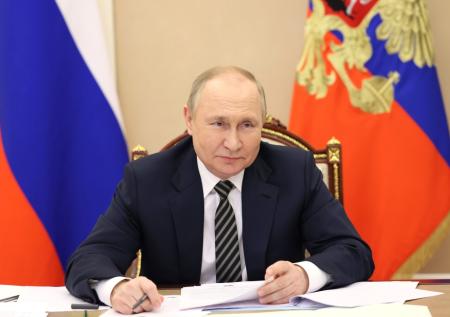 Юноша попросил Путина пожать ему руку, чтобы передать рукопожатие отцу