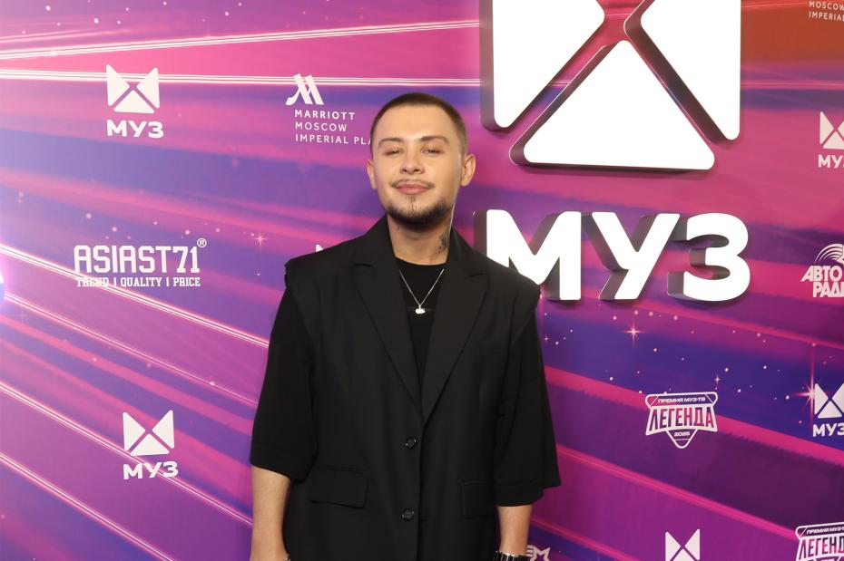 Певец LYRIQ во время гала-ужина «Премии МУЗ-ТВ 2025. Легенда»