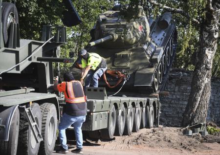 Политолог объяснил, почему в Прибалтике сносят советские памятники