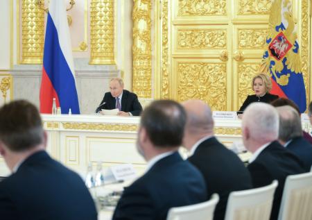 «А там нет ни шиша»: Путин призвал не скрывать условия льготной ипотеки
