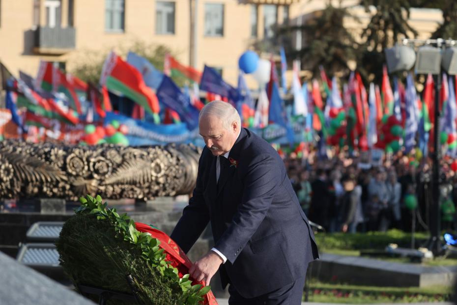 Президент Белоруссии Александр Лукашенко 9 мая по традиции принял участие в торжественных мероприятиях в честь Дня Победы