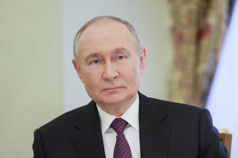 Владимир Путин во время встречи с патриархом Московским и всея Руси Кириллом и патриархом Сербским Порфирием в Кремле