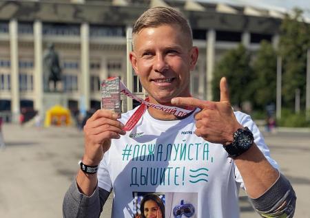 Митя Фомин пробежал полумарафон в футболке с портретом московского врача