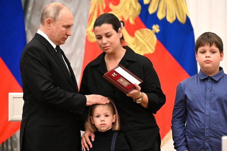 Церемония вручения государственных наград. Званием Героя Российской Федерации посмертно награждён полковник Денис Иванов