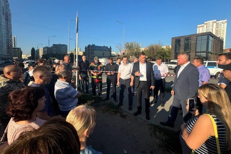 Губернатор Саратовской области Роман Бусаргин (справа по центру) возле жилого дома в Энгельсе