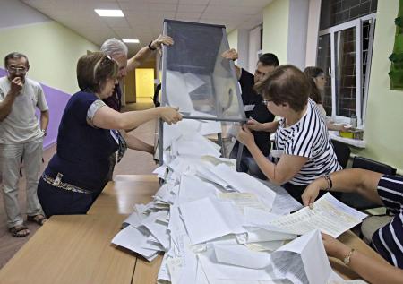 Четыре участка для голосования по Конституции РФ открылись на Украине 