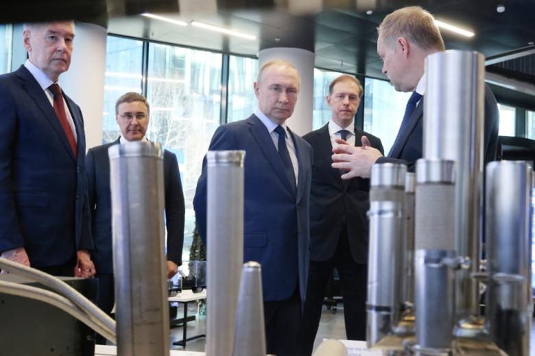 Владимир Путин во время посещения МГТУ им. Н. Э. Баумана. Слева направо на втором плане: Сергей Собянин, Валерий Фальков, Денис Мантуров, ректор МГТУ им. Н. Э. Баумана Михаил Гордин