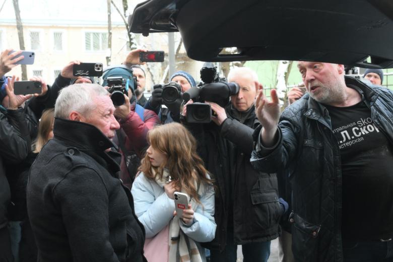 Михаил Ефремов (слева), освободившийся из колонии по условно-досрочному освобождению, у своего дома в Москве. Справа: актер Никита Высоцкий