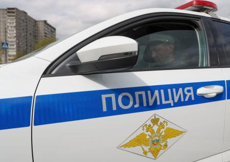 Иномарка снесла стену офиса в российском городе и попала на видео