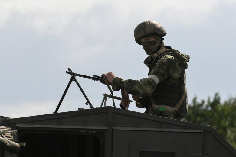 Российский военнослужащий возле КПП