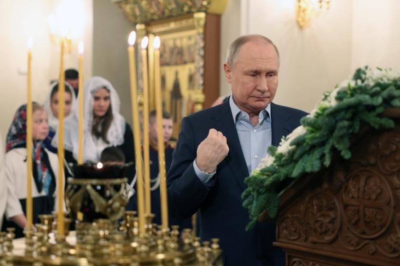 Владимир Путин во время рождественского богослужения в храме Спаса Нерукотворного Образа на территории государственной резиденции Ново-Огарево. 7 января 2024 года