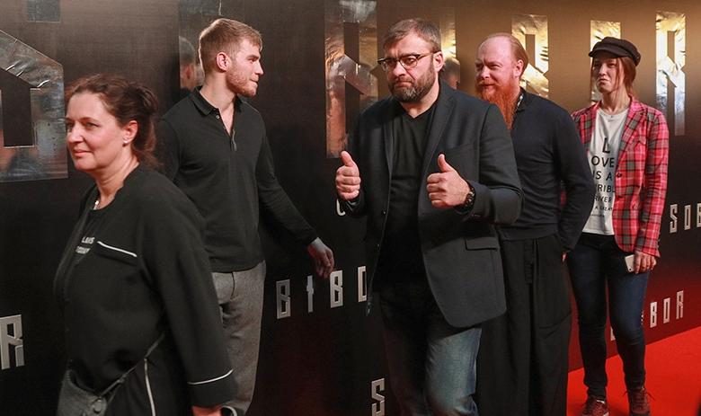 Актёр Михаил Пореченков (в центре), его жена Ольга и сын Владимир
