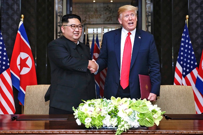 Глава Северной Кореи Ким Чен Ын и президент США Дональд Трамп 