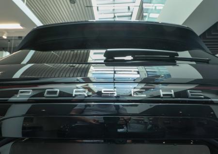 Уфимский священник пересел на Porsche Panamera с изображением Иисуса