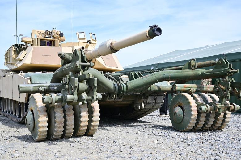 Танк Abrams с установленным минным катком