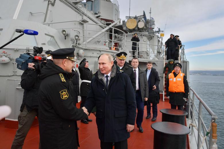 Владимир Путин на борту ракетного крейсера "Маршал Устинов" после окончания совместных учений Северного и Черноморского флотов в Чёрном море