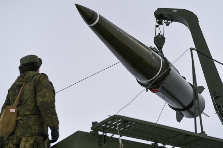 Подготовка к боевому пуску баллистической ракеты оперативно-тактического ракетного комплекса (ОТРК) «Искандер-М»