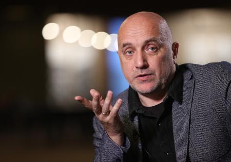 Захар Прилепин рассказал, когда объединят МХАТ и МХТ