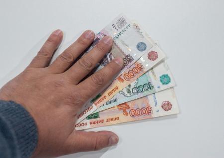 Налоговики стали интересоваться неофициальными зарплатами на счетах россиян