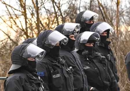 Тысячи человек вышли на протесты против «правых» в Германии