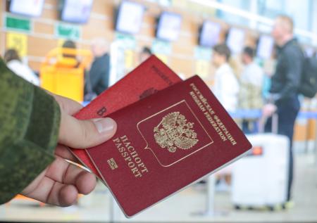Сенатор Климов: уехавшие из России без нарушения закона смогут вернуться 