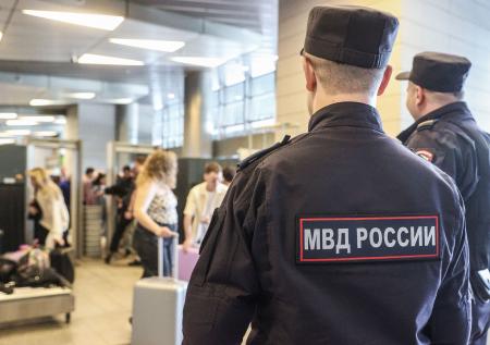 Возвращавшаяся из Дубая в Москву туристка напугала соседей приставаниями