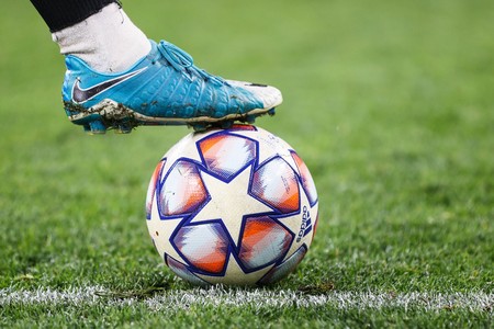 Футбольный клуб случайно почтил минутой молчания живого игрока