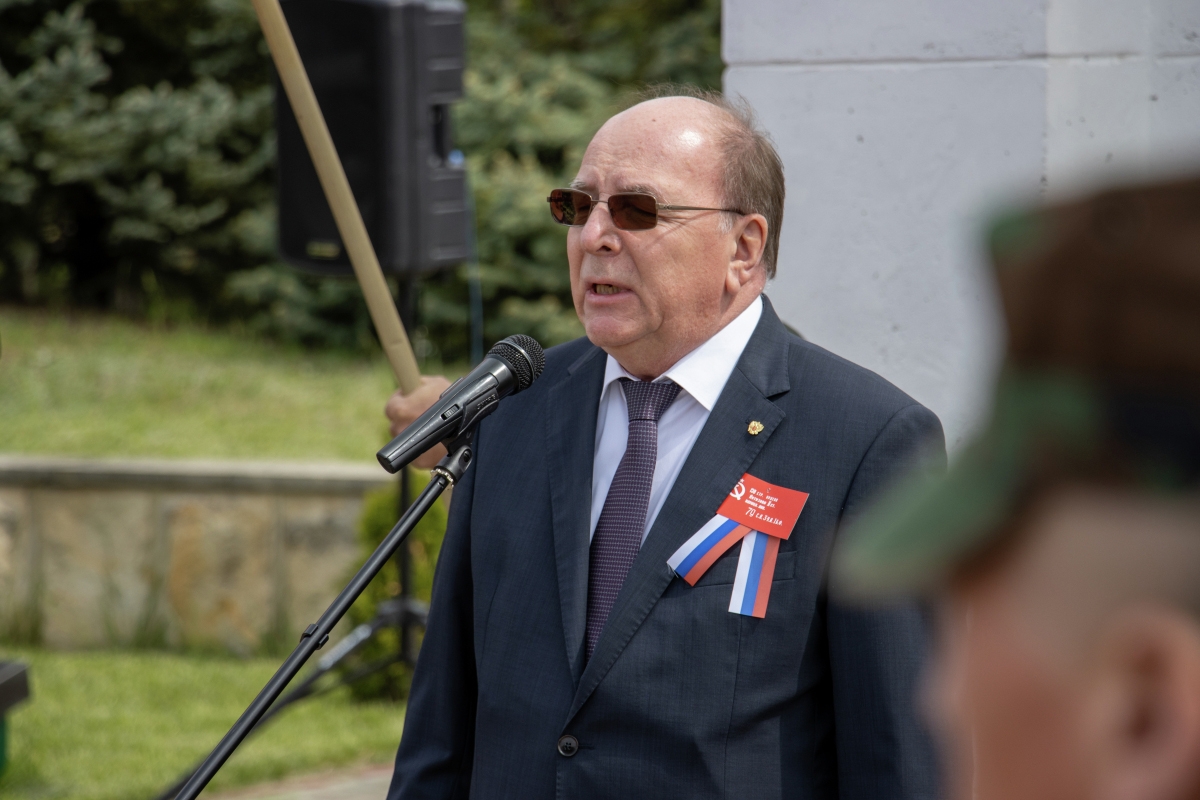 Олег Васнецов