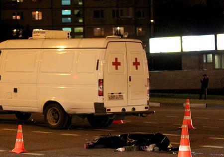 В Москве с крыши ОВД упал бомж