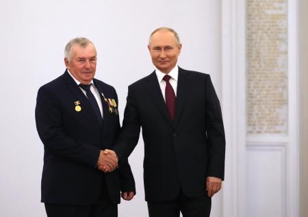 Путин оценил одной фразой зарплату Героя Труда