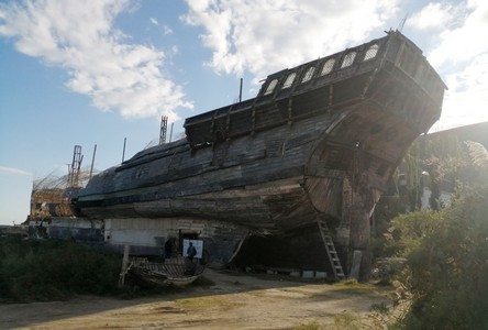 Власти Крыма снесут строившуюся 9 лет копию британского корабля XVII века