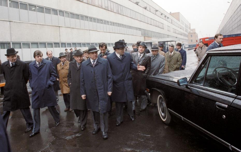 Генеральный секретарь ЦК КПСС Михаил Горбачев во время посещения автозавода имени Лихачева