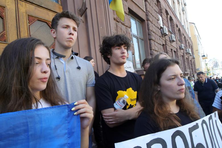 Дети экс-президента Украины Петра Порошенко: Михаил (справа на втором плане), Александра (слева) и Евгения (справа)