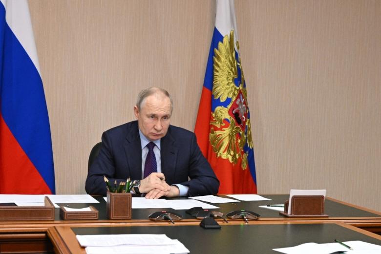 Президент РФ Владимир Путин в режиме видеоконференции проводит совещание по вопросам развития лесопромышленного комплекса в ходе посещения Устьянского лесопромышленного комплекса