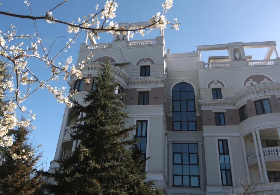 Квартира Зеленского расположена в ЖК «Император» на улице Батурина, 44а, в 400 метрах от пляжа в Ялте