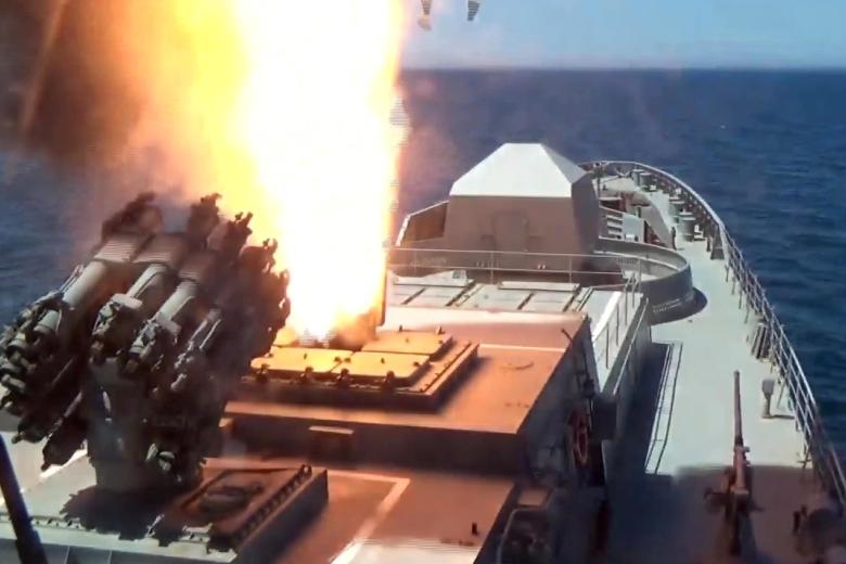 Залповый пуск крылатых ракет «Калибр» из акватории Черного моря по объектам военной инфраструктуры ВСУ в рамках выполнения задач специальной военной операции
