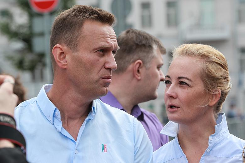 Алексей Навальный (слева)