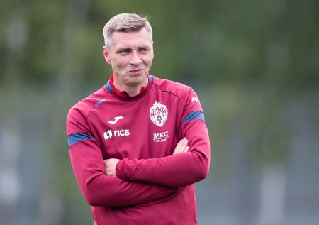 Фанаты ЦСКА оскорбили тренера команды Овчинникова