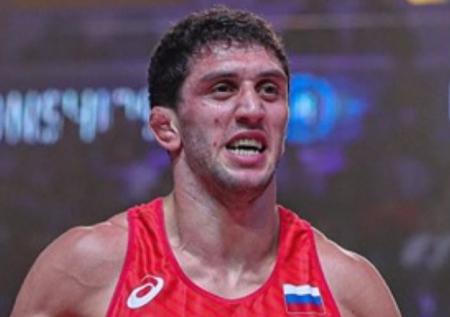 Заурбек Сидаков стал двукратным чемпионом мира по борьбе