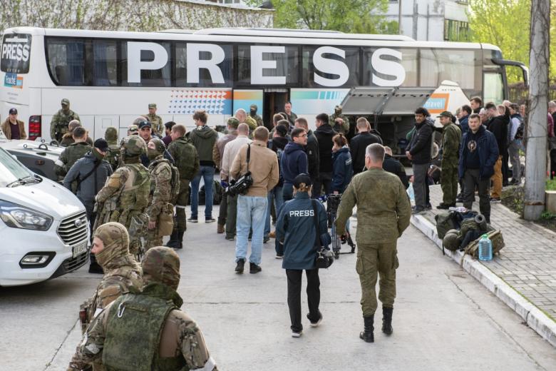 Военнослужащий ВС РФ и международная пресса на территории Запорожской АЭС в Энергодаре
