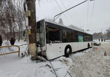 Автобус с пассажирами врезался в столб в российском городе