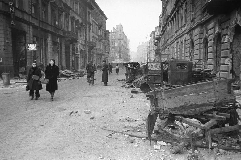 Польша. Варшава. Одна из улиц города после освобождения его от немецко-фашистских захватчиков во время Второй мировой войны