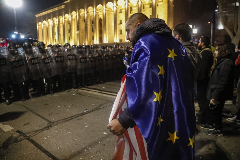 Протестующие и сотрудники полиции во время акции против законопроекта об иностранных агентах у здания парламента Грузии