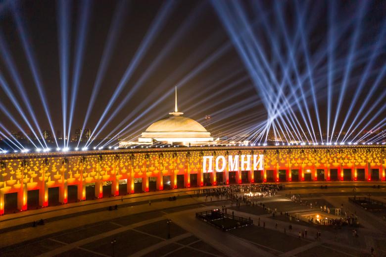 Россия. Москва. Во время всероссийской мемориальной акции «Свеча памяти», посвящённой Дню памяти и скорби и 80-летию начала Великой Отечественной войны, на площади перед Музеем Победы