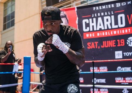 Чарло победил Монтьеля и защитил титул чемпиона WBC